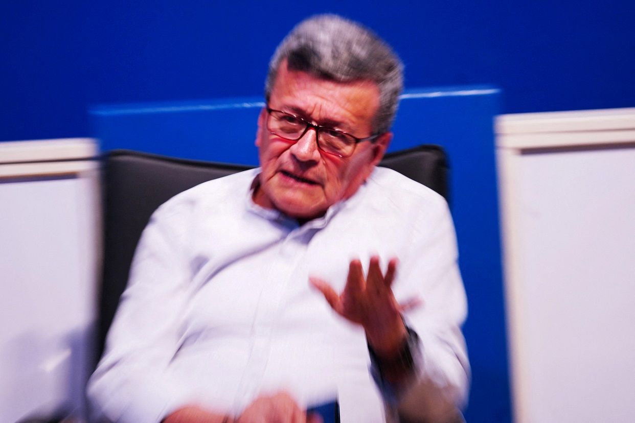 Negociador do ELN Pablo Beltrán durante entrevista coletiva em Havana