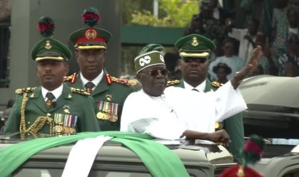 Bola Tinubu toma posse na Nigéria