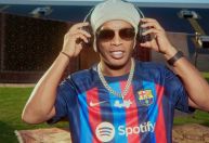 Ronaldinho Gaúcho faz 45 anos: relembre golaços do Bruxo pelo Barcelona
