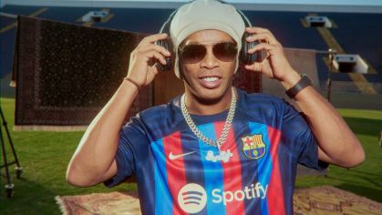 Ronaldinho posa com a camisa do Barcelona