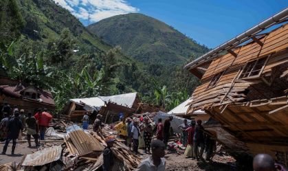 Cidadãos congoleses resgatam pertences em meio a destroços após enchentes, em Nyamukubi, República Democrática do Congo