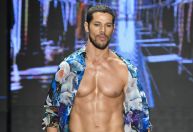 José Loreto desfila de sunga fio dental na SPFW