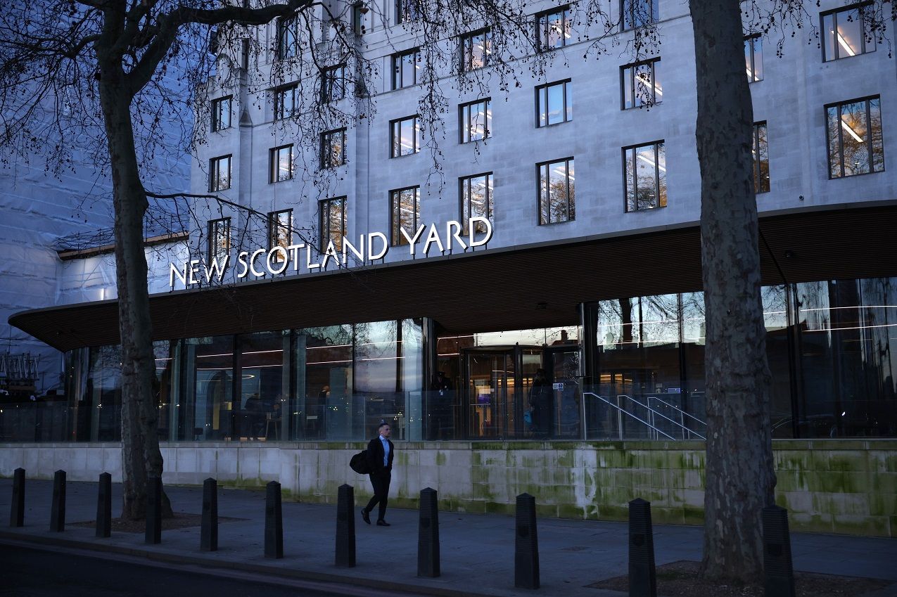 Fachada da Scotland Yard, em Londres. Instituição foi alvo de críticas por sua atuação na coroação do Rei Charles III / Dan Kitwood/Getty Images