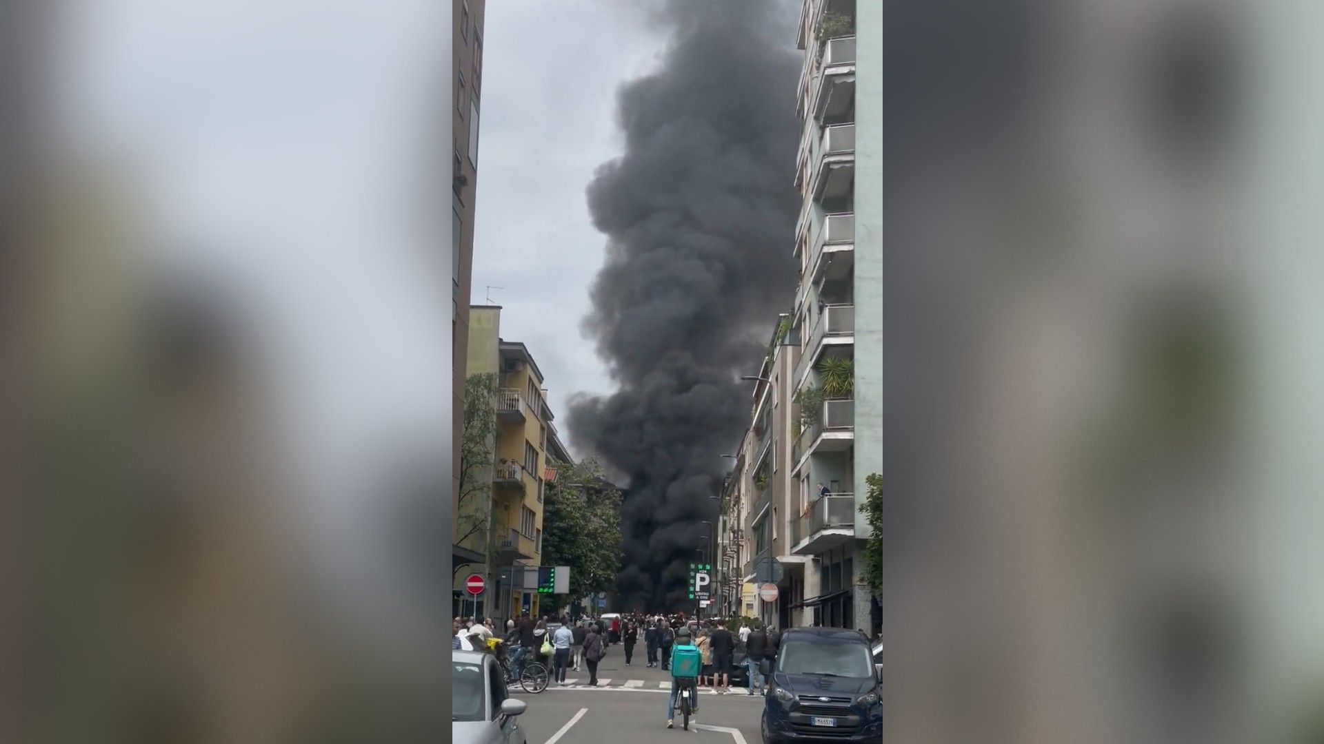 Explosão no centro de Milão deixa vários veículos em chamas e ao menos um ferido