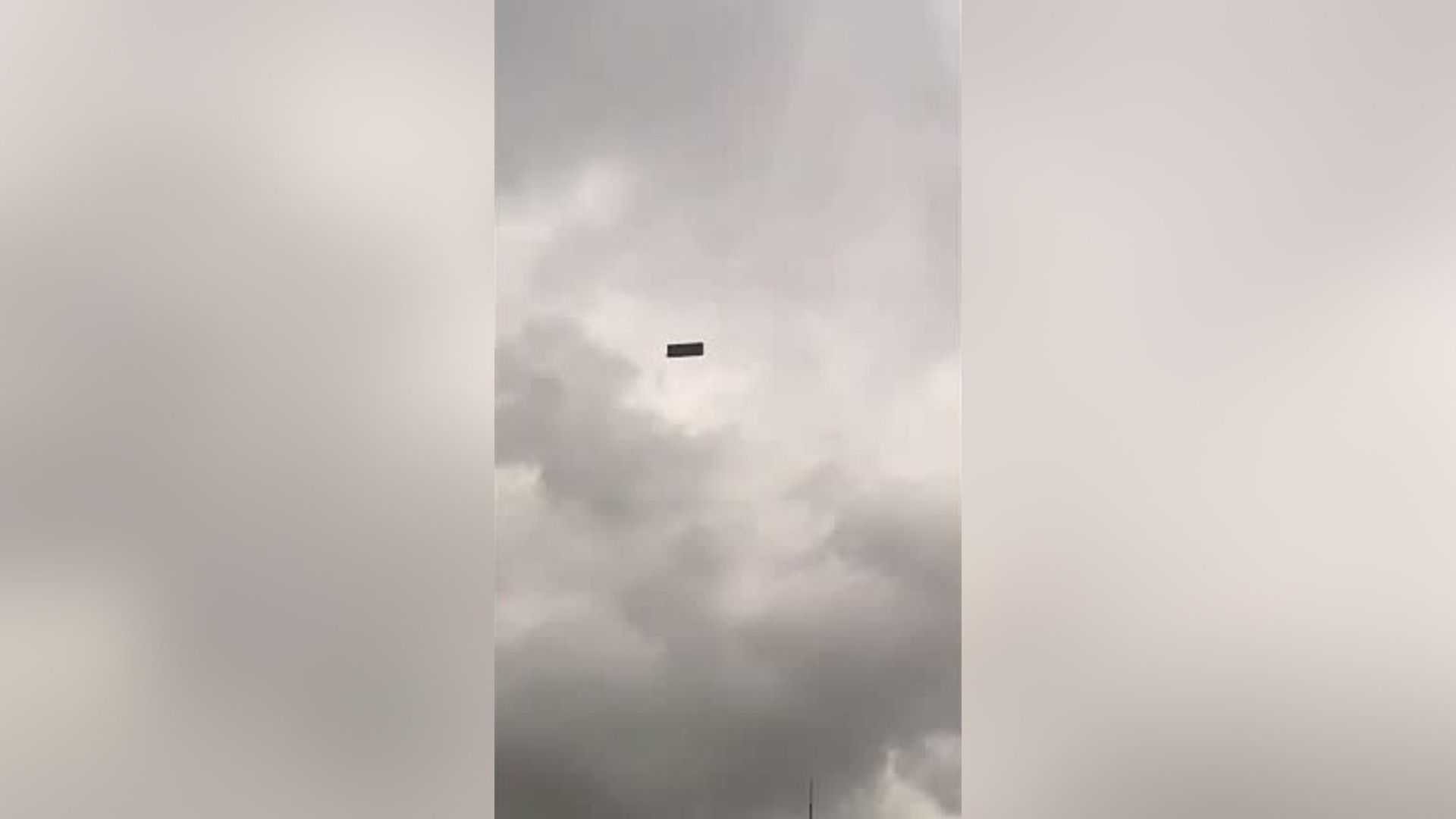 Sofá é visto “voando” entre prédios durante forte tempestade na Turquia