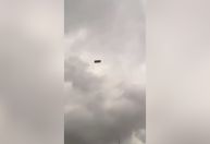 Sofá é visto “voando” entre prédios durante forte tempestade na Turquia