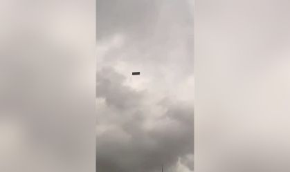 Sofá é visto “voando” entre prédios durante forte tempestade na Turquia