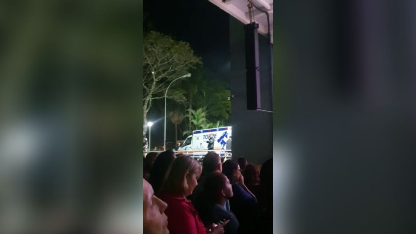 Ambulância ao lado do palco durante apresentação do cantor Sidney Magal, no Sesi de São José dos Campos, nesta quinta-feira (25). / Reprodução