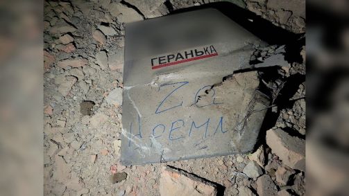 Uma mensagem aparente na cauda de um drone russo abatido diz "Para o Kremlin", nesta foto fornecida pelos militares ucranianos.