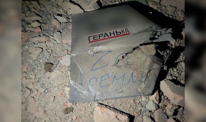 Uma mensagem aparente na cauda de um drone russo abatido diz "Para o Kremlin", nesta foto fornecida pelos militares ucranianos.