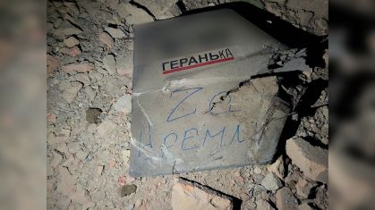 Uma mensagem aparente na cauda de um drone russo abatido diz "Para o Kremlin", nesta foto fornecida pelos militares ucranianos.