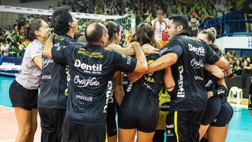 Jogadoras do Praia Clube celebram vitória