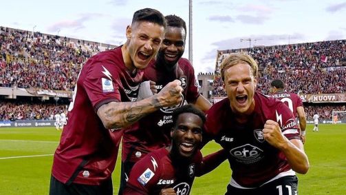 Jogadores da Salernitana comemoram gol contra a Fiorentina