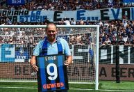 Ídolo do Palmeiras, ex-atacante Evair é homenageado pela Atalanta e faz torcida pulsar