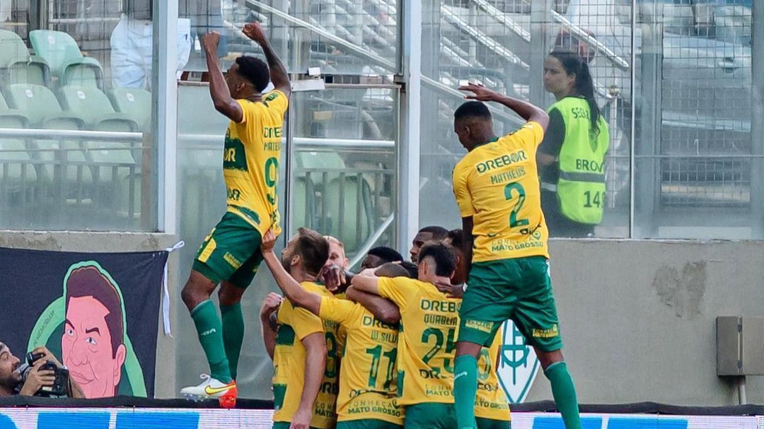 Jogadores do Cuiabá comemoram gol contra o América-MG