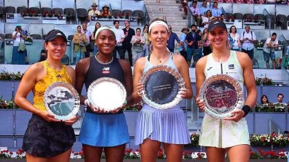 Bia Haddad posa com o troféu do WTA de Madri ao lado de Azarenka, Gauff e Pegula