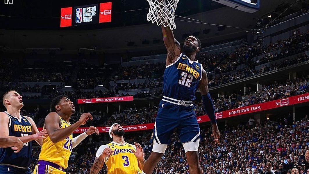 Jogadores dos Lakers observam cesta do ala-pivô Jeff Green