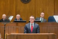 Governador republicano de Dakota do Norte cogita lançar candidatura à Presidência dos EUA