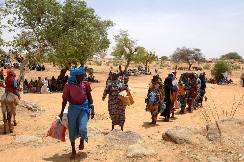 Refugiados sudaneses fazem fila para receber alimentos do Programa Mundial de Alimentos da ONU na região de fronteira entre Sudão e Chade / REUTERS/Zohra Bensemra