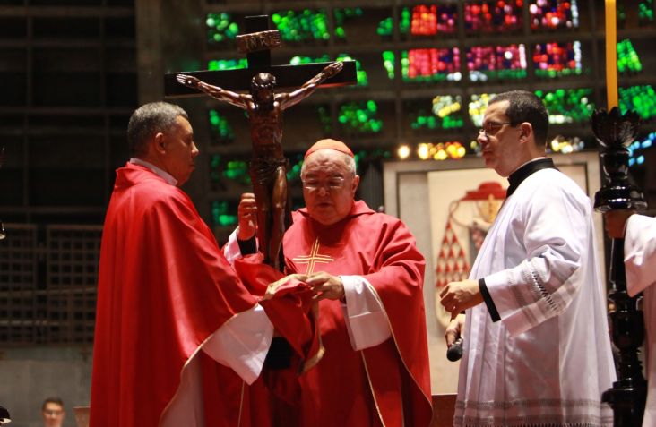 O cardeal arcebispo do Rio de Janeiro, Dom Orani João Tempesta, durante celebração da via sacra de Jesus Cristo na Catedral Metropolitana do Rio, na Sexta-feira Santa • Onofre Veras/TheNews2/Estadão Conteúdo