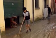 Piloto da Fórmula 1 ajuda a limpar cidade afetada por enchente na Itália