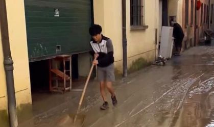 Piloto da Fórmula 1 ajuda a limpar cidade afetada por enchente na Itália