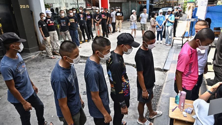 Tropas tailandesas esperam em uma fila para votar em uma seção eleitoral durante a eleição geral da Tailândia em Bangkok em 14 de maio de 2023. Lillian Suwanrumpha/AFP/Getty Images
