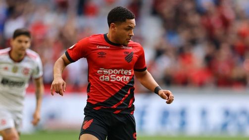 Vítor Roque, do Athletico-PR, em ação contra o Flamengo
