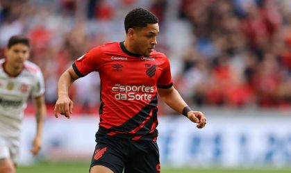 Vítor Roque, do Athletico-PR, em ação contra o Flamengo