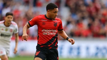 Vítor Roque, do Athletico-PR, em ação contra o Flamengo
