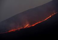 Erupção do Monte Etna interrompe voos para aeroporto na Sicília