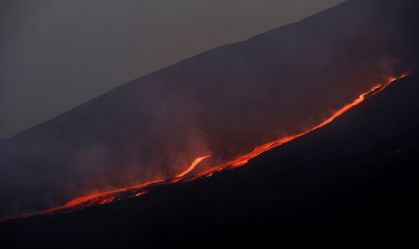 Erupção do Monte Etna interrompe voos para aeroporto na Sicília