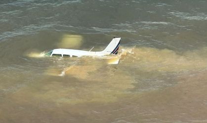 Avião de pequeno porte sofre pane no ar e faz pouso forçado no mar no MA