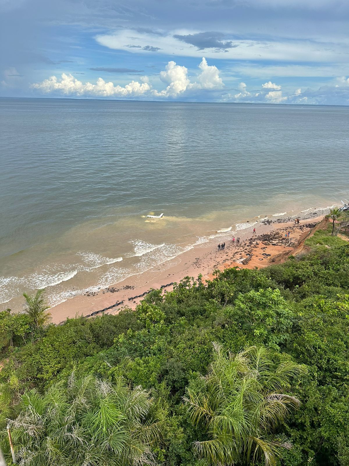 Aeronave no mar após pouso de emergência no Maranhão. Corpo de Bombeiros