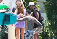 Shakira e Lewis Hamilton são flagrados em passeio de barco e aumentam rumores de romance