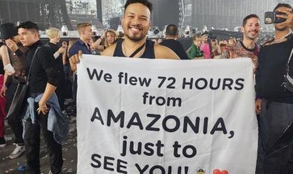 Beyoncé lê mensagem em cartaz e responde fã brasileiro durante show na Suécia