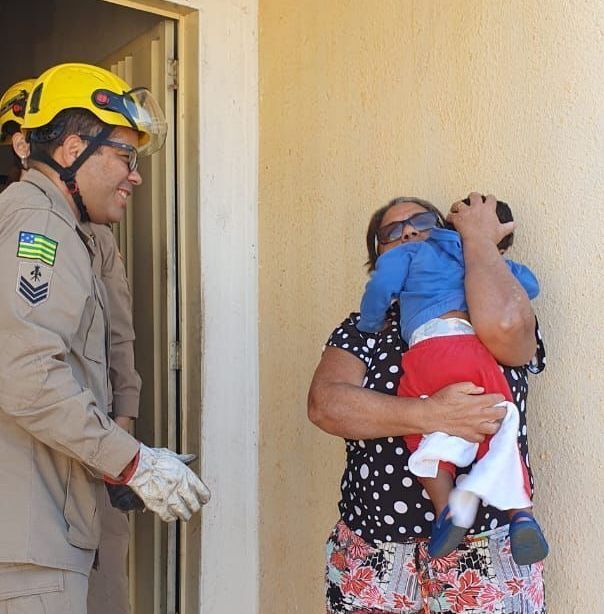 Bebê fica preso em grade de janela e precisa ser resgatado por bombeiros em Goiás / Divulgação/Corpo de Bombeiros