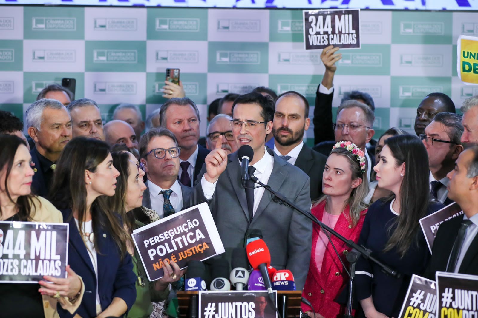O ex-deputado Deltan Dallagnol durante entrevista coletiva após cassação
