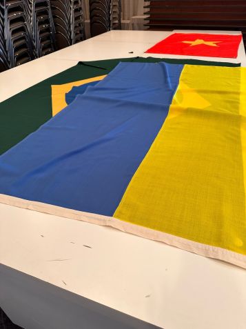 Bandeiras da Ucrânia e do Brasil sobrepostas em sala onde o presidente Lula está hospedado no Japão. / Reprodução/CNN