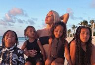 Kim Kardashian abre o jogo sobre maternidade solo e desabafa: “Choro até dormir”