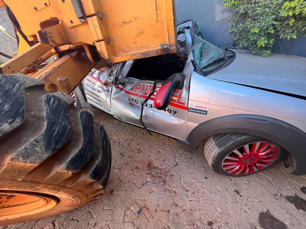 Impacto deixou teto do carro achatado,/ Divulgação/Corpo de Bombeiros de Minas Gerais