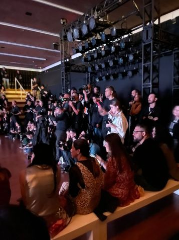 Público dividiu espaço com a imprensa especializada no desfile / Divulgação