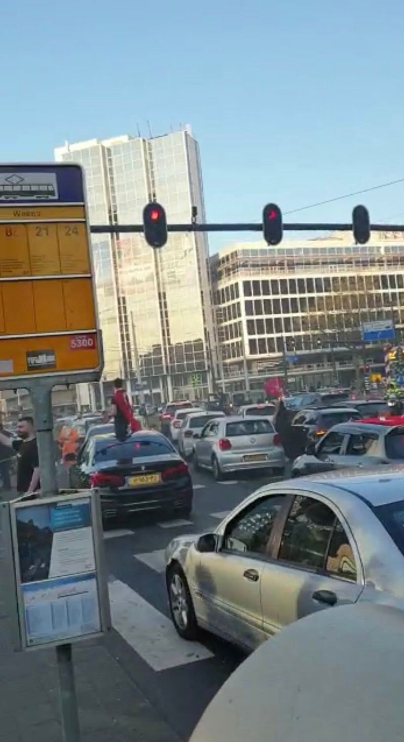 Turcos e pessoas de origem turca bloquearam ruas do centro de Roterdã para celebrar a vitória de Recep Tayyip Erdogan