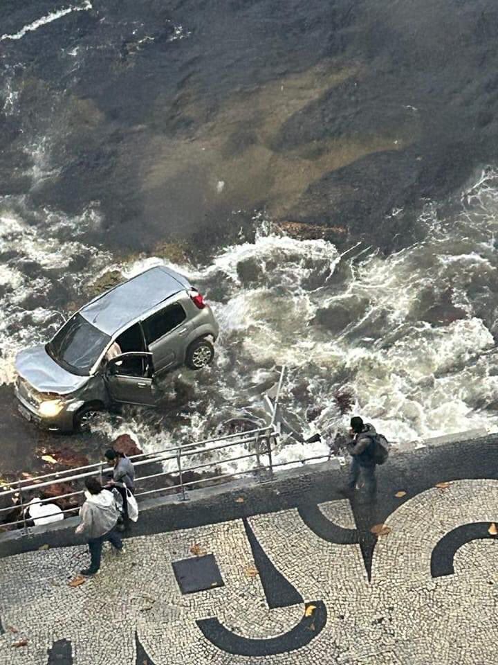 Motorista recebeu atendimento dos bombeiros no local e foi liberado. / Reprodução/Eu Sou de Niterói