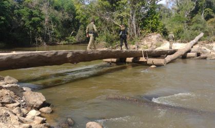 Em operação, PF e Ibama destroem ponte que dava acesso de garimpeiros à terra indígena