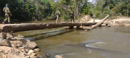 Em operação, PF e Ibama destroem ponte que dava acesso de garimpeiros à terra indígena
