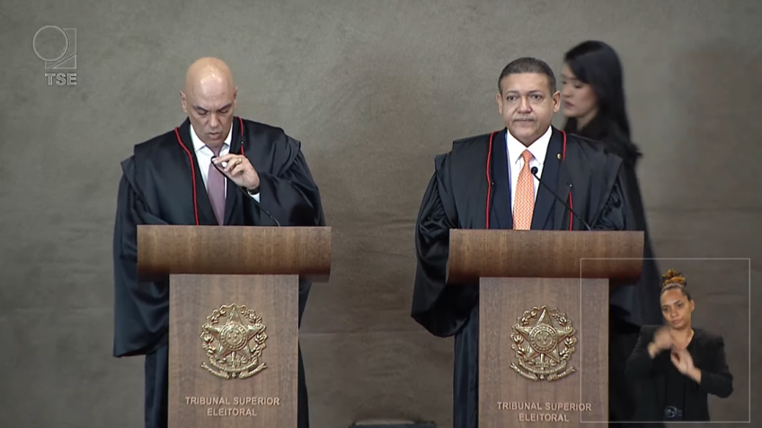 Ministro Kassio Nunes Marques lê juramento ao ser empossado membro efetivo do Tribunal Superior Eleitoral (TSE) ao lado do presidente da Corte, ministro Alexandre de Moraes. / Reprodução