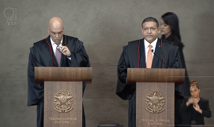 Ministro Kassio Nunes Marques lê juramento ao ser empossado membro efetivo do Tribunal Superior Eleitoral (TSE) ao lado do presidente da Corte, ministro Alexandre de Moraes.