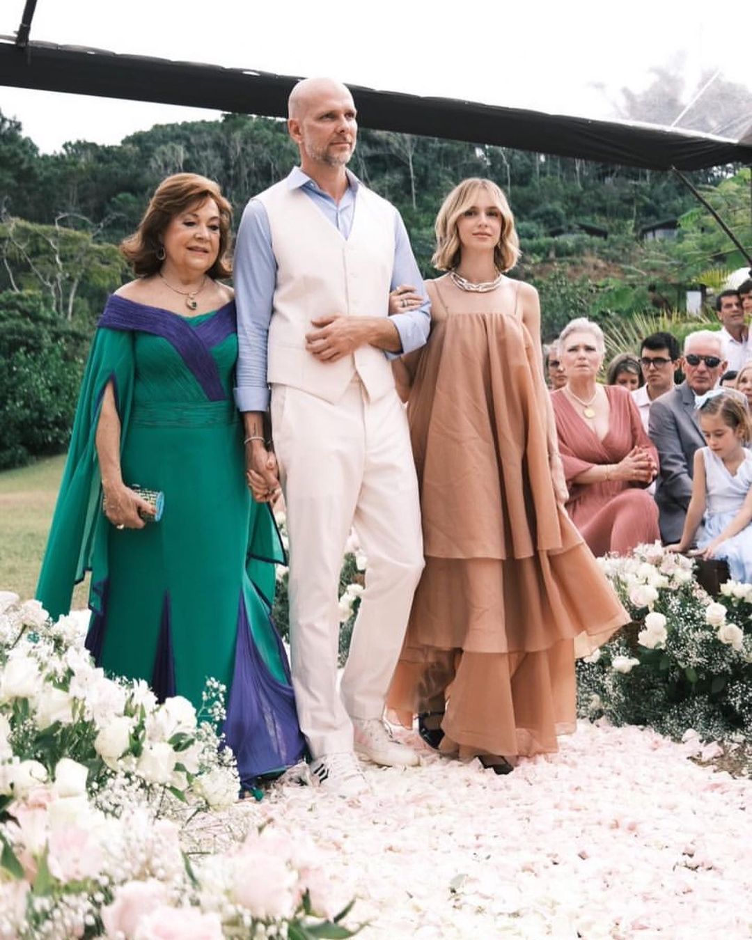 Fernando entrando na cerimônia ao lado de Rosalba e Isabella Scherer