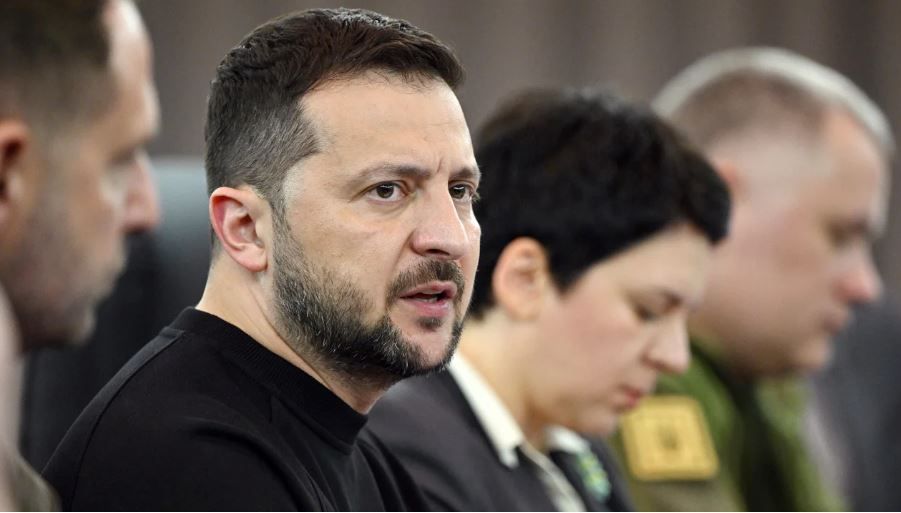 Zelensky fala com Kishida durante sua reunião bilateral no domingo. / The Asahi Shimbun/Getty Images